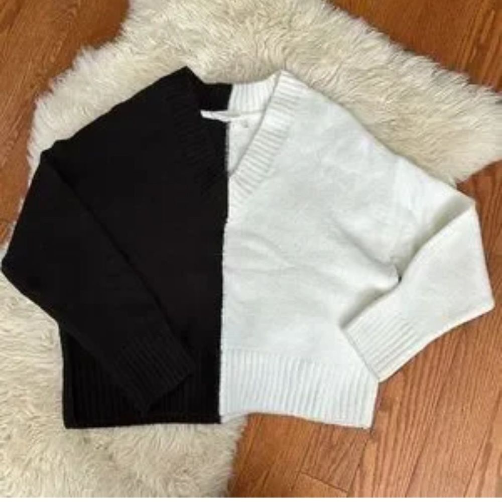 RD Style Black/White V-Neck Sweater in black & white, Size Medium - Picture 11 of 15